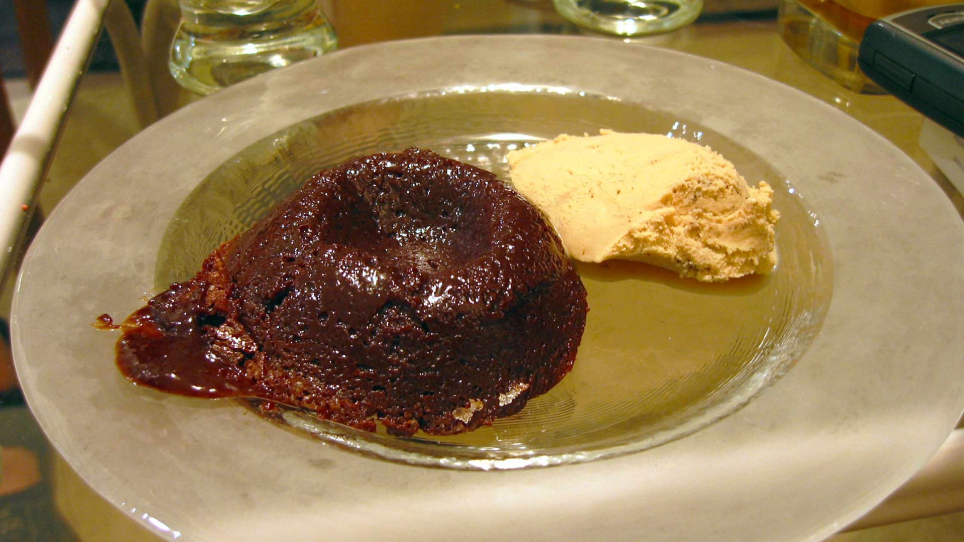 עוגת שוקולד חמה עם גלידת אספרסו