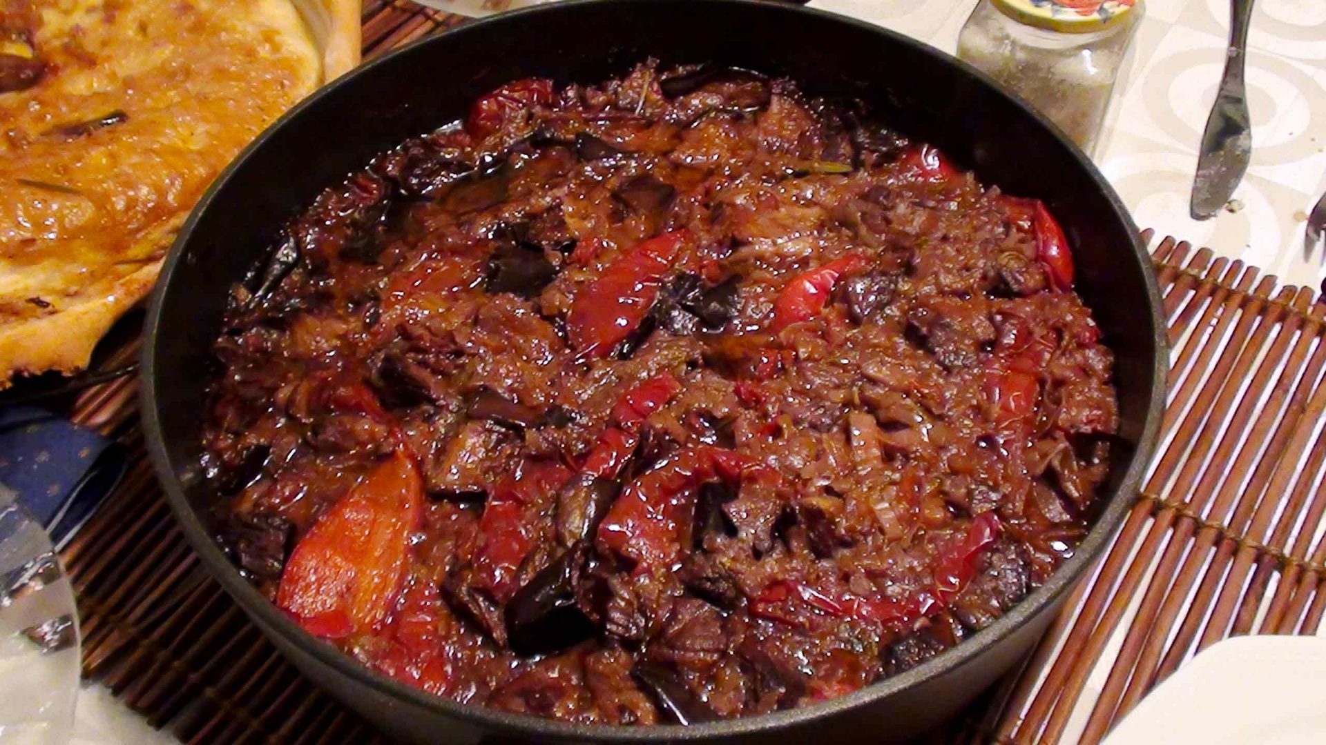תבשיל טלה ברוטב עגבניות וחצילים - סיציליה